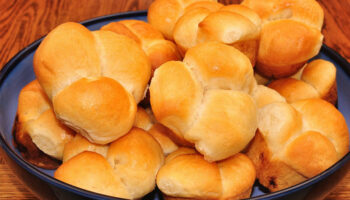 How to Reheat Dinner Rolls! (4 Best Ways To Warm Them Up)