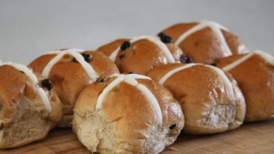 How to Reheat Hot Cross Buns – We Will Show You How!