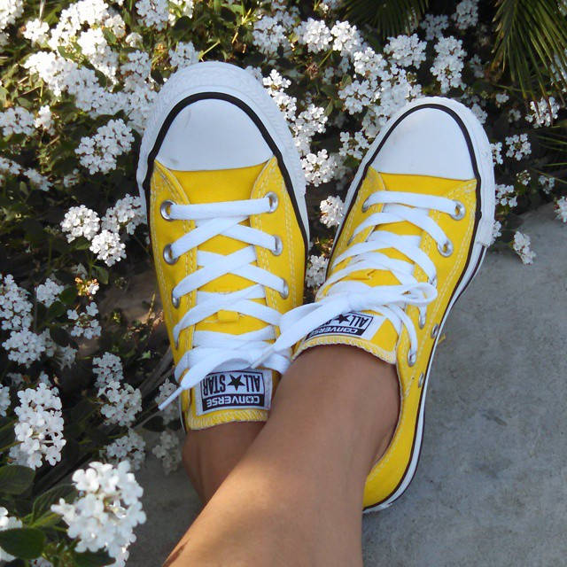 yellow converse on feet