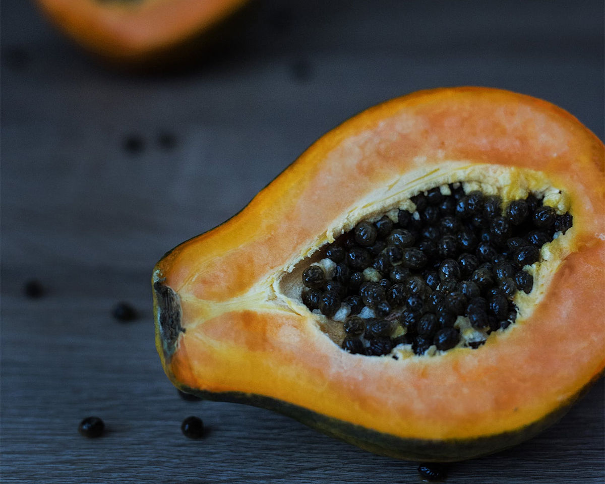 Papaya, cut it in two on a table