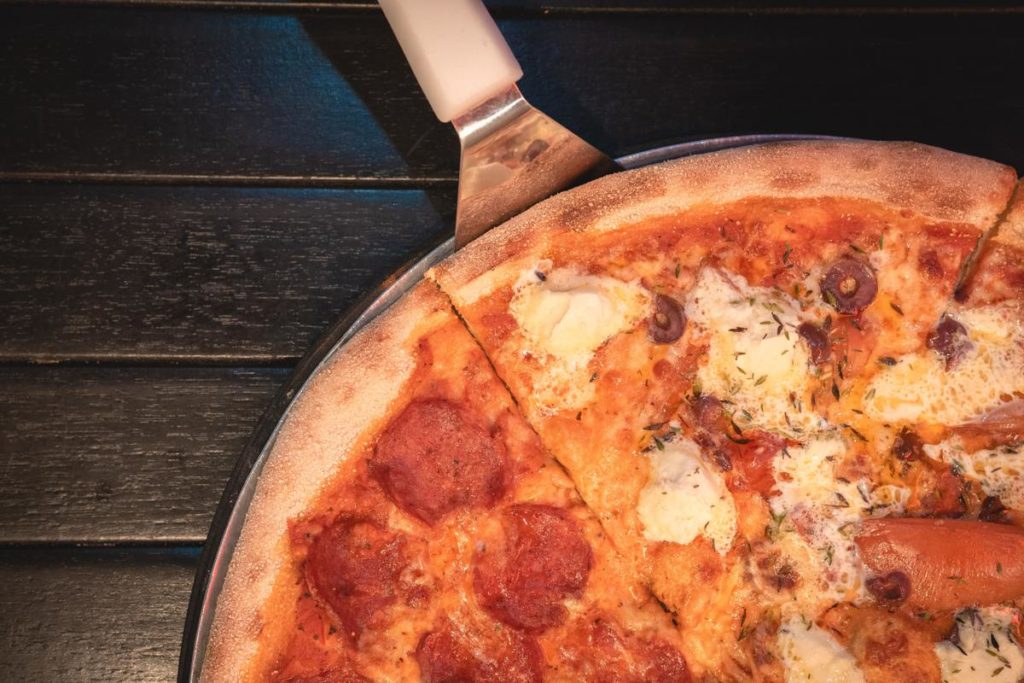 14 in pizza serving size