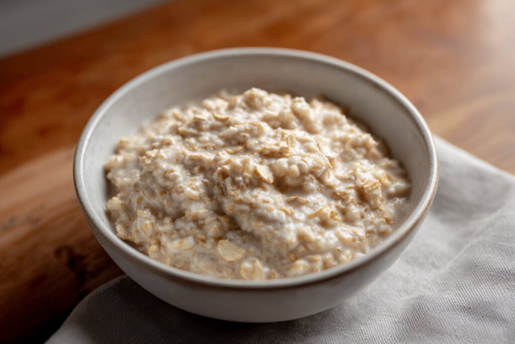 best-way-reheating-oatmeal Bowl of freshly reheated oatmeal on a kitchen counter.