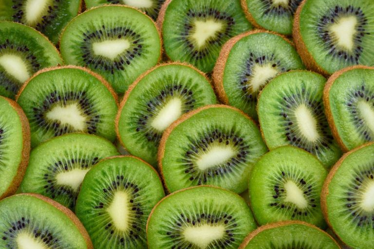 4 Easy Ways to Ripen a Kiwi Quickly 1 Is as Simple as It Gets