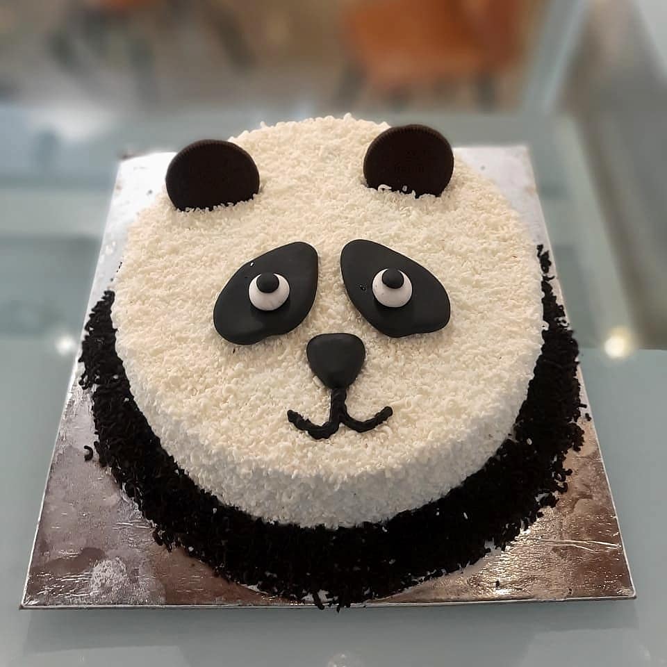 Large faced panda cake