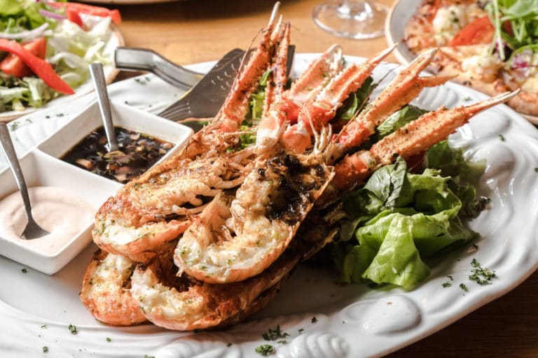 How to Defrost Lobster Tails Quickly (3 Best Thawing Methods)