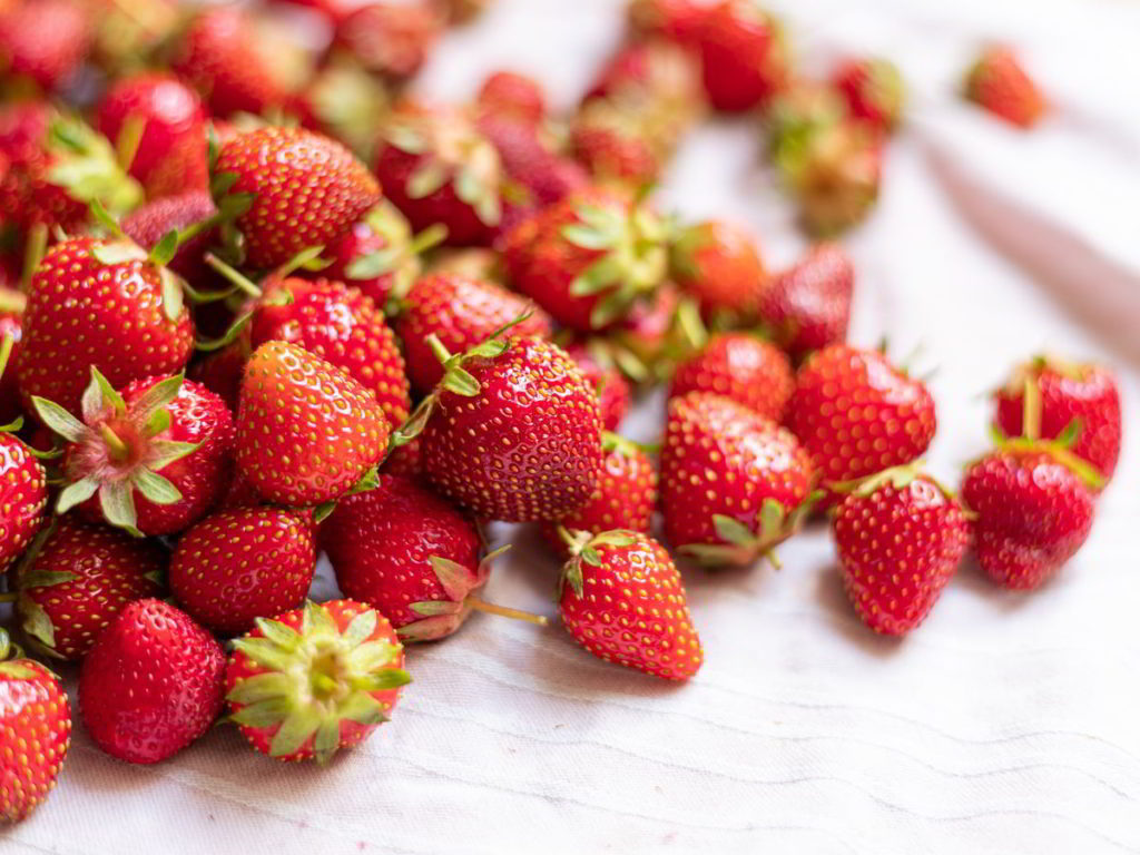Best Way to Defrost Frozen Strawberries