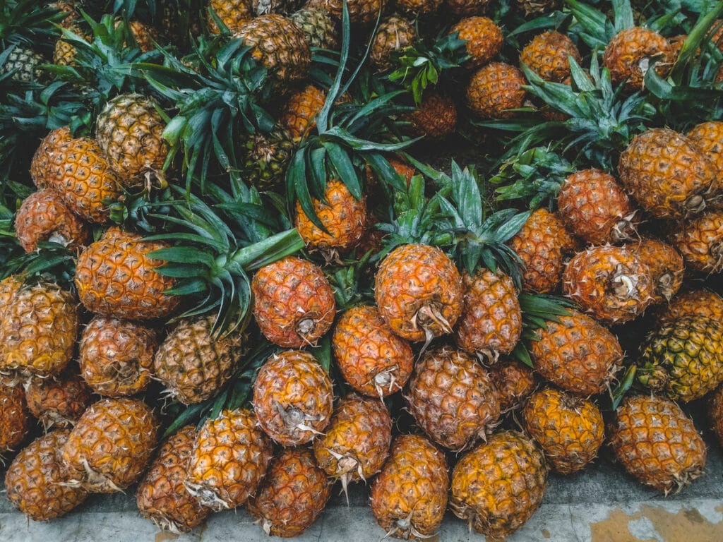 How do you know when pineapples are ripe?