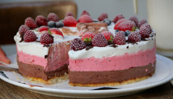 How to Thaw a Frozen Ice Cream Cake