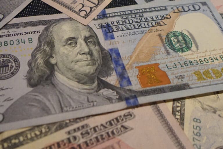 Does Starbucks Accept 100 Bills What Happens If You Use One