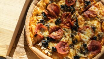 What’s The Best 3 Topping Pizza Options? (Dominos, Pizza Hut, Papa John’s)