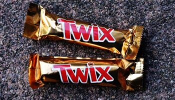 Does Twix Have Peanuts? (Are There Nuts/Hazelnuts in it?)